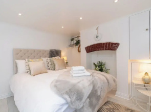 Central Apartment with Patio - Sofa Bed
