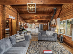A Peace Of Pine 2 Bedroom Home by NW Comfy Cabins by RedAwning