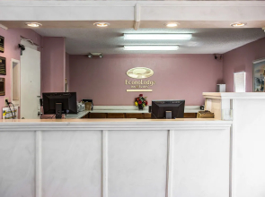 Econo Lodge Inn & Suites Fort Jackson area
