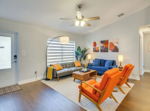 7 Mi to River District: Cape Coral Home w/ Lanai