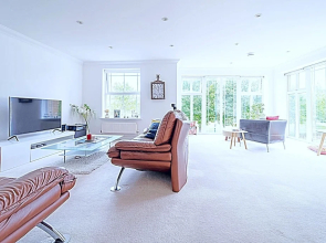 Stunning 4-bed House in Camberley