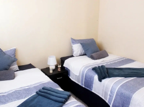 Cozy 3 Bed Duplex ,sleeps 6 With Double Bathroom