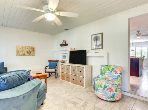 Englewood Bungalow 1 Mi to Beach: Pets Welcome!