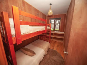 Hermosa cabaña 3, con tres dormitorios y un baño.