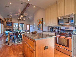 Updated Cabin w/ 360-degree Mtn View: 1 Mi to Lake