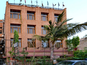 OYO 9900 Hotel Pioneer Plaza