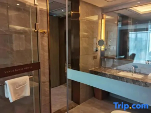 Venus Royal Hotel （Wuzhou Railway Station Meiguihu Park Branch）