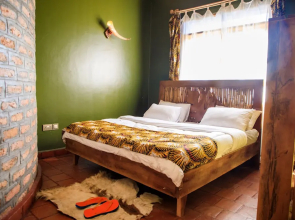 Apuuli Safaris & Cottages