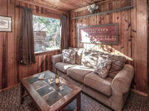 Destiny Cabin, 2 Bedrooms, Fireplace, Midtown, Sleeps 7