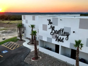 The Bentley Hotel - Palm Room - Hill Country View
