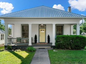 Modern Decor Walkable to Soco