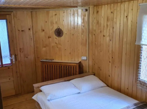 Casa RONDA numai în intregime, 1-6 persoane, min 4 zile, 130 mp bine incalziti, 3 dormitoare, sufragerie, bucatarie, veranda, terasa, parcare in curte, ideala pentru lucru la distanta, insorita, discreta, zona linistita, usor accesibila