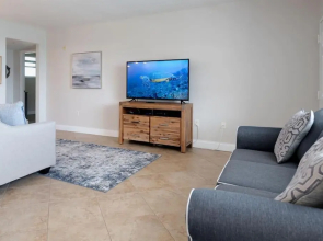 NEW Beach Condo 5 min walk to the Beach Sleeps 9