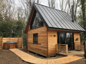 Woodland Cabin Retreat in Alfriston - hot tub