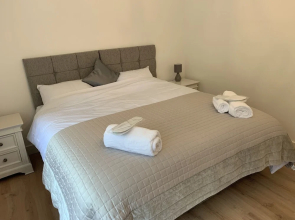 Vale View - Sleeps 6 - Pets Ok - Garden - Parking