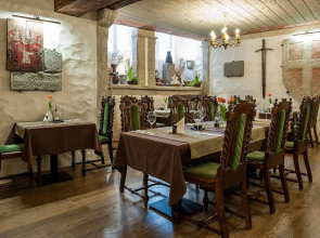 Отель Three Crowns Residents