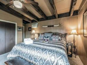 Neeley Mountain House, 2 Bedroom, Sleeps 4, Hot Tub, Wood Burning Fireplace