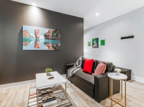 Upscale 2BR Apt - Prime Location w Netflix