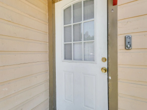 Austin Condo w/ Pool Access: 5 Mi to Downtown!