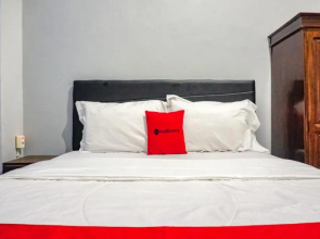 RedDoorz near Penimbangan Beach Singaraja