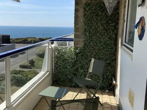 Stunning 2 bed Seaside Apartment With Sea Views