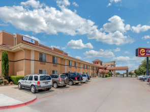 Clarion Inn & Suites DFW North