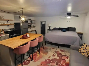 Stunning Phoenix Studio Stylish Oasis in a Prime Location