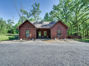 Walk to Restaurants: Hot Tub Haven in Broken Bow!