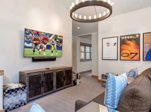 Town Lift Gem 4 Bedroom by RedAwning