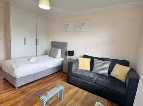 Stay Near Heathrow! Pristine, Convenient & Only 5 Mins to the Terminals