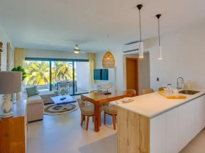2 bed Condo With Private Picuzzi Steps From the Beach