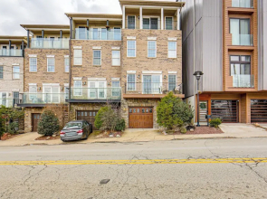 2 Mi to Market Sq! Row House w/ Dedicated Office