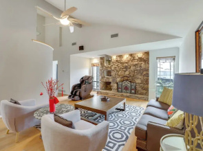 6 Mi to Dtwn Garland: Group Getaway w/ Pool Access