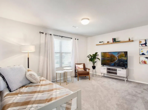 The Ivory - SLEEPS 10 - Perfect for Mid-Term Stays