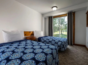 Spacious 8 bdrm Blue Mountain Cottage, Perfect for Large Groups, Private Beach, BBQ, Hot Tub, Sauna