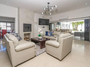 Private Modern 10 bdrm Home tucked away in Sandton