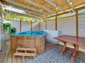 Hot Tub, 5 Mi to Lumen Field! Newly Updated Home