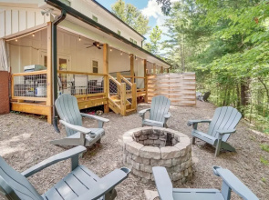 Hot Tub & EV Charger: Helen Getaway w/ Views!