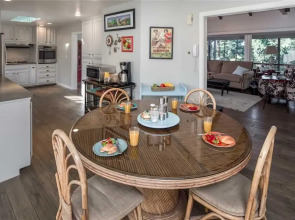 Hill Top Mountain View - Four Bedroom Cabin with Hot Tub