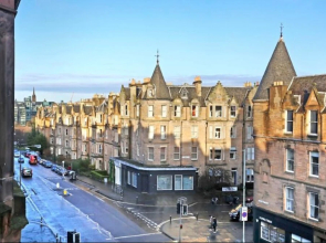 Homely & Spacious 4-bedroom Apartment by the Meadows