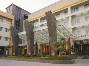 Pollos Hotel & Galerry Rembang