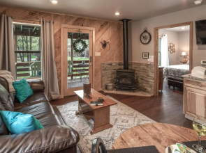 Starlight Cabin, 1 Bedroom, Sleeps 4, Great Views, Hot Tub, Wifi, Hdtv