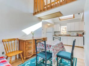 Charming Old Lyme Cottage, Steps to Private Beach!