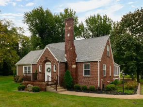 Modern Home Just 10 Mins to Notre Dame 18384
