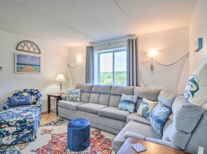 3 Mi to Lake Michigan: The Country Cottage