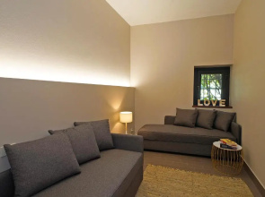 Villa Ambrogia: large country manor with private pool next to golf course