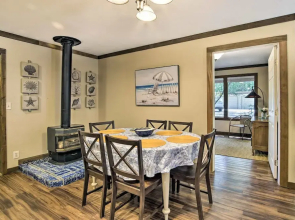 Coos Bay Cottage w/ Fireplace & BBQ Patio!
