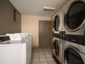 Days Inn by Wyndham Fresno South