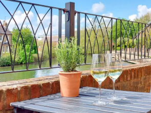 Stunning Riverside Oxford Apartment with Parking