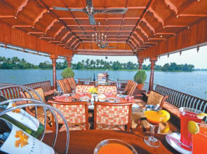 Sterling Houseboats Lake Palace Alleppey